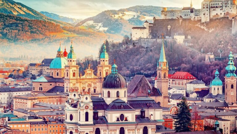 Vista de Salzburgo con su catedral y fortaleza, Austria
