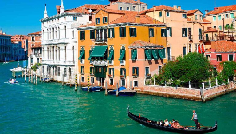 Palacios junto al Gran Canal de Venecia, Italia