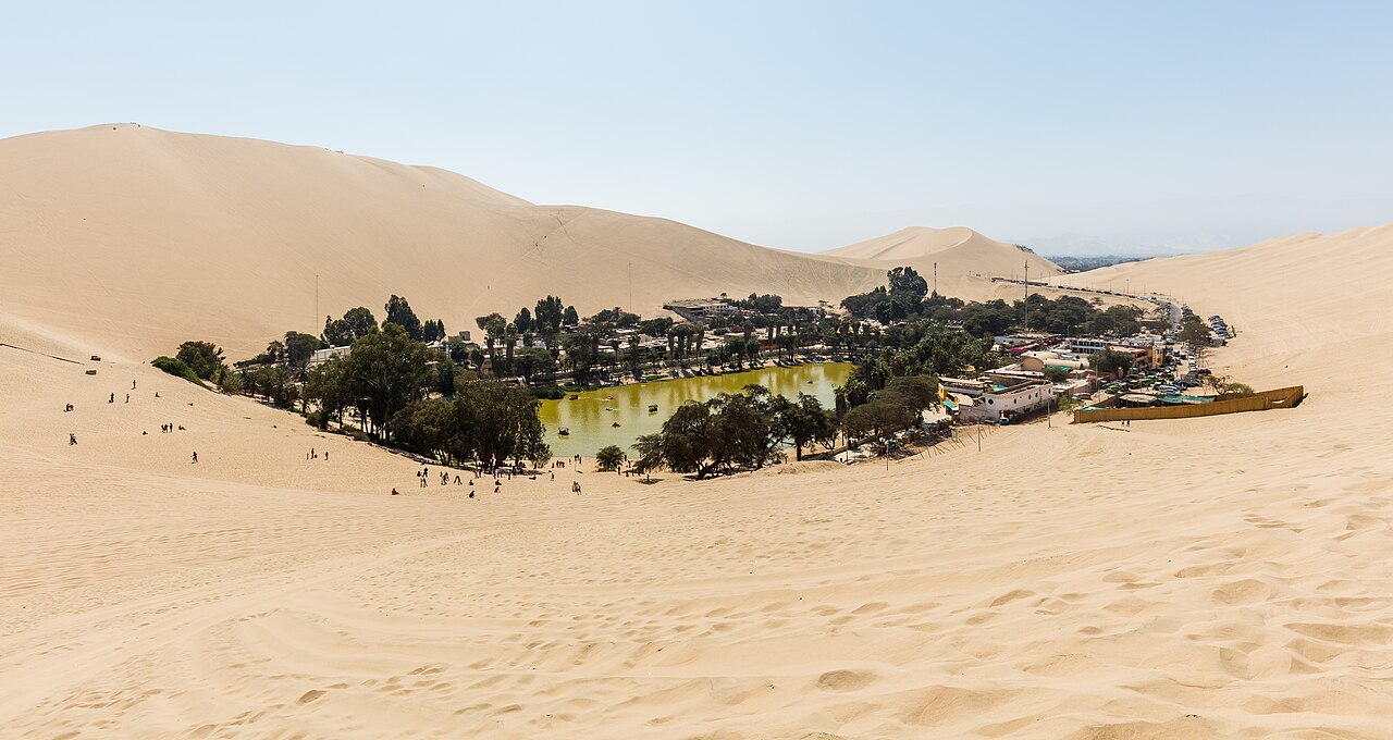 El oasis de Huacachina entre las dunas de Ica, Perú