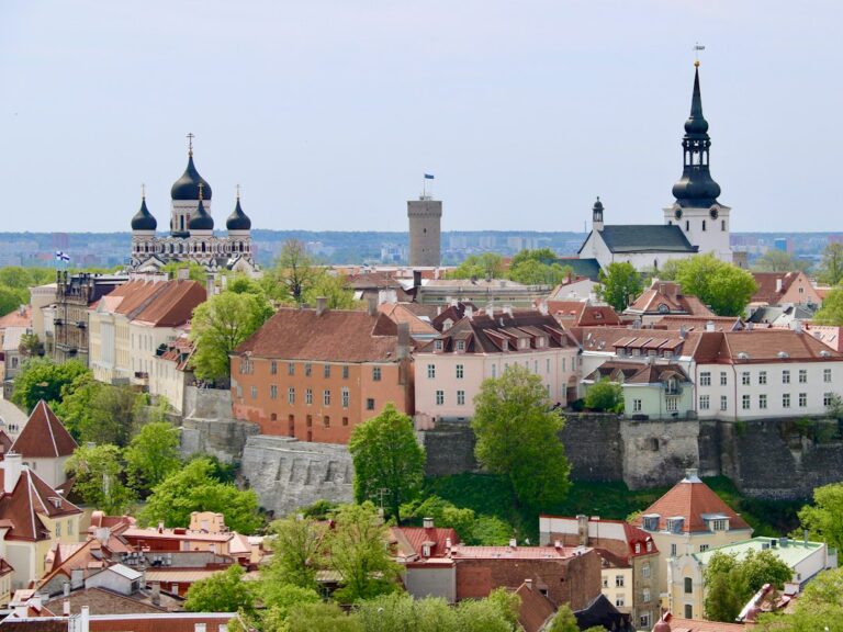 Lituania · Letonia · Estonia · Tres capitales históricas: Vilna, Riga y Tallin, con Kaunas, Colina de las Cruces y el parque de Gauja. · imagen 1