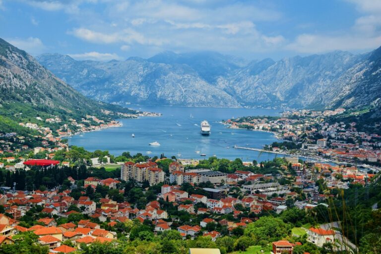 Serbia · Macedonia del Norte · Albania · Montenegro · Croacia · Bosnia y Herzegovina · Un recorrido por seis países balcánicos, desde Belgrado hasta Ohrid, Kotor, Dubrovnik, Mostar y Sarajevo. · imagen 1