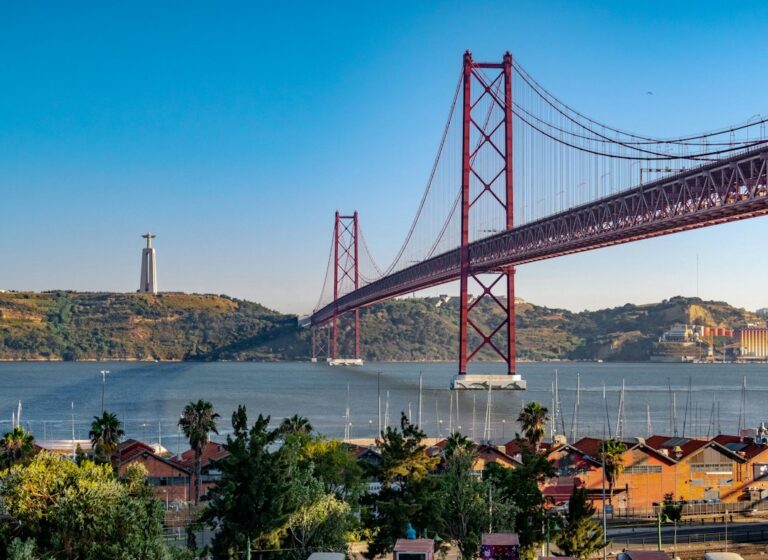 Portugal · Lisboa, Sintra, Cascais, Estoril, Óbidos, Nazaré, Batalha, Fátima y Évora con base en Lisboa. · imagen 1