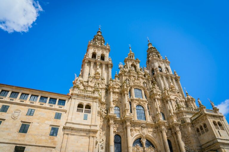 España · Galicia · Santiago de Compostela y Rías Baixas, con tren desde Madrid y catamarán con degustación. · imagen 1