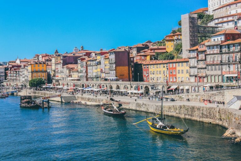 Portugal · Oporto, Braga, Guimarães, valle del Duero, Fátima, Coímbra y Aveiro con base en Oporto. · imagen 1