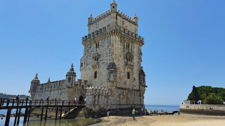 Portugal · Lisboa y Oporto conectados por tren, con Sintra, Cascais, Estoril y Fátima. · imagen 1