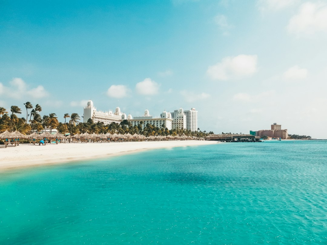 Playa de Aruba y aguas turquesas