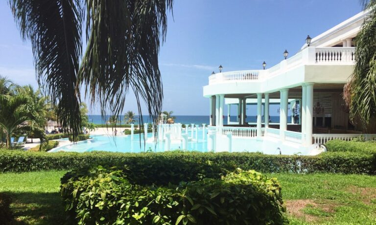 Costa y vegetación de Jamaica, en Montego Bay; imagen ilustrativa del destino