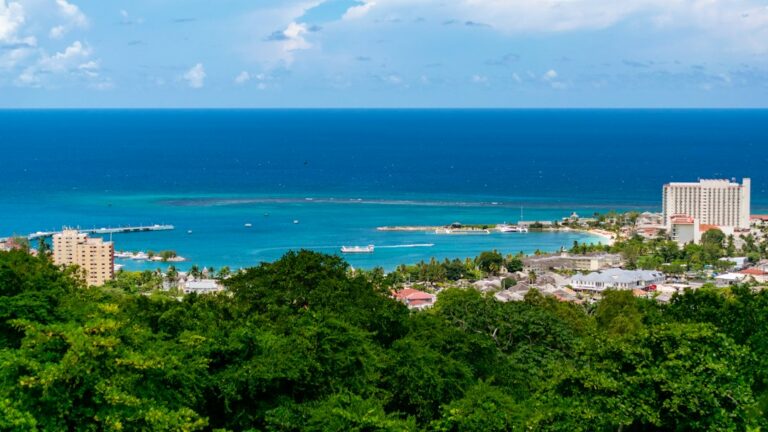 Vista aérea de Ocho Ríos y la costa de Jamaica