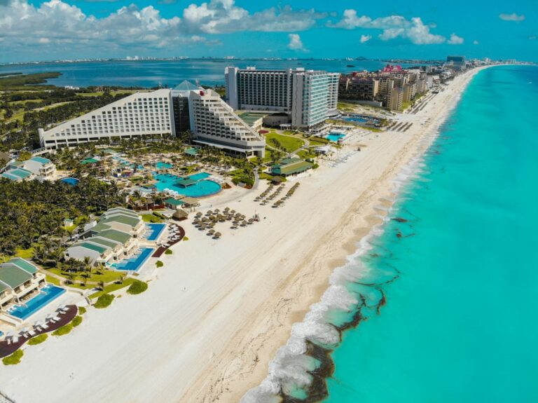Vista aérea de las playas y zona hotelera de Cancún, México